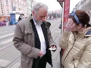 Prostituta holandesa de pelo oscuro adora servir a ver peliculas ponos los turistas